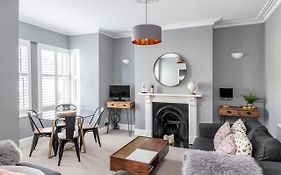 Modern & Spacious 2 Bedroom Maisonette